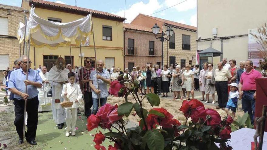 La Custodia llegando al altar instalado en la fachada de la Casa Consistorial.