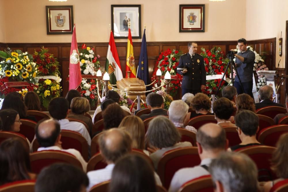 Cientos de personas despiden a Gustavo Bueno en su ciudad natal, Santo Domingo de la Calzada, en La Rioja