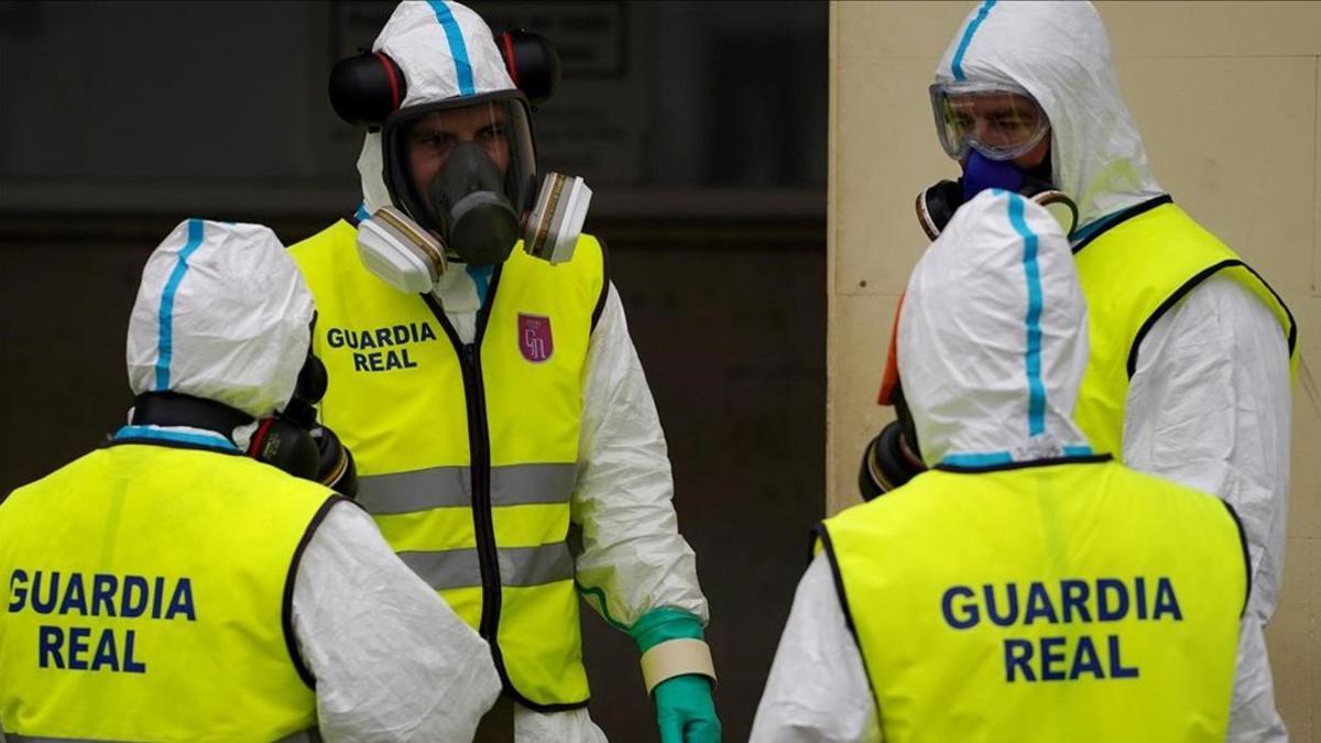 Miembros de la Guardia Real tras desinfectar el hospital 12 de Octubre, el pasado día 30.