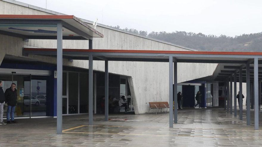La zona de acceso a las Urgencias del HUCA, ayer al mediodía.    | FERNANDO RODRÍGUEZ