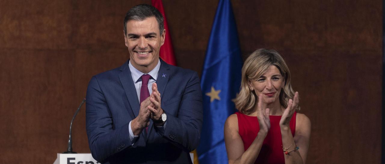 Pedro Sánchez y Yolanda Díaz durante la rueda de prensa del anuncio de acuerdo entre PSOE y Sumar.