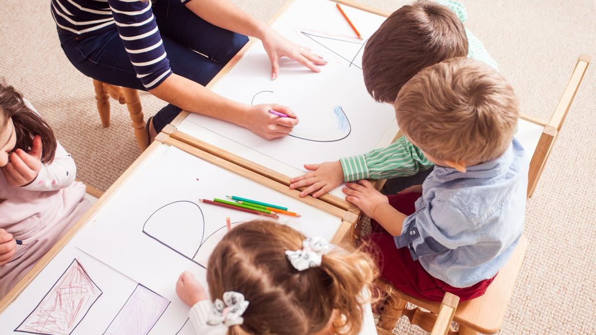 Alumnos de Educación Infantil realizan una actividad en clase.