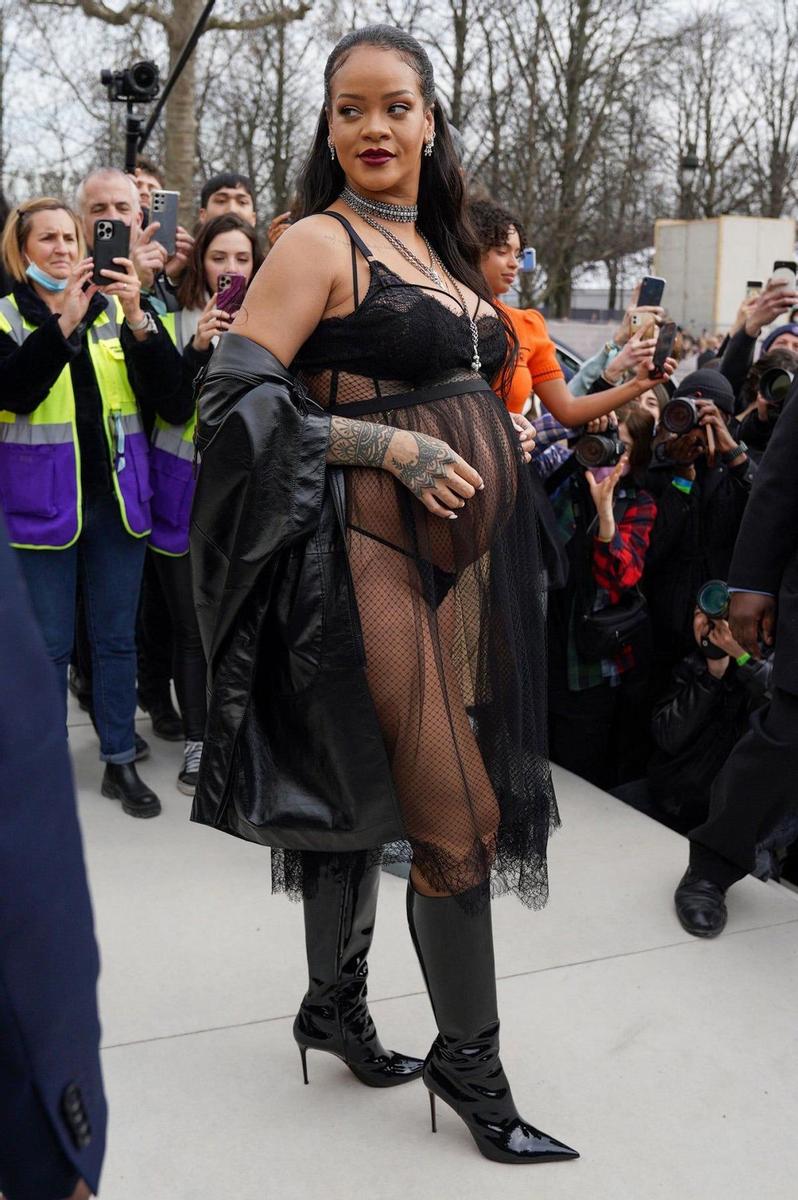 Rihanna en el desfile de otoño/invierno 2022 de Dior
