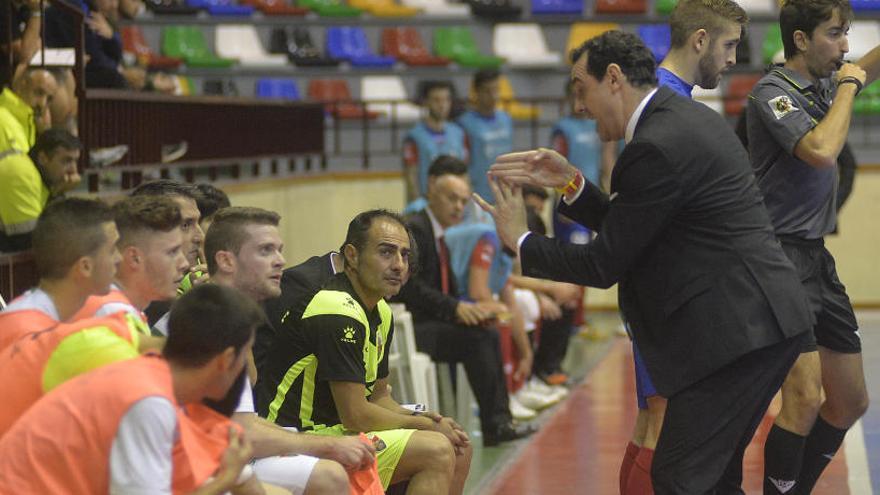 Carlos Sánchez, técnico del Elche, dando explicaciones a su banquillo