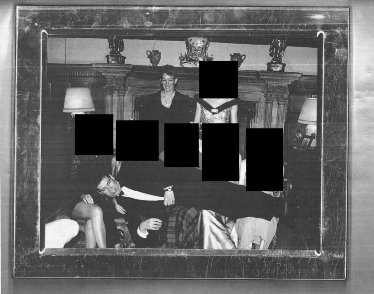 Fotografía del entonces príncipe Andrés con mujeres con el rostro ocultado y la socia de Epstein 
Ghislaine Maxwell.