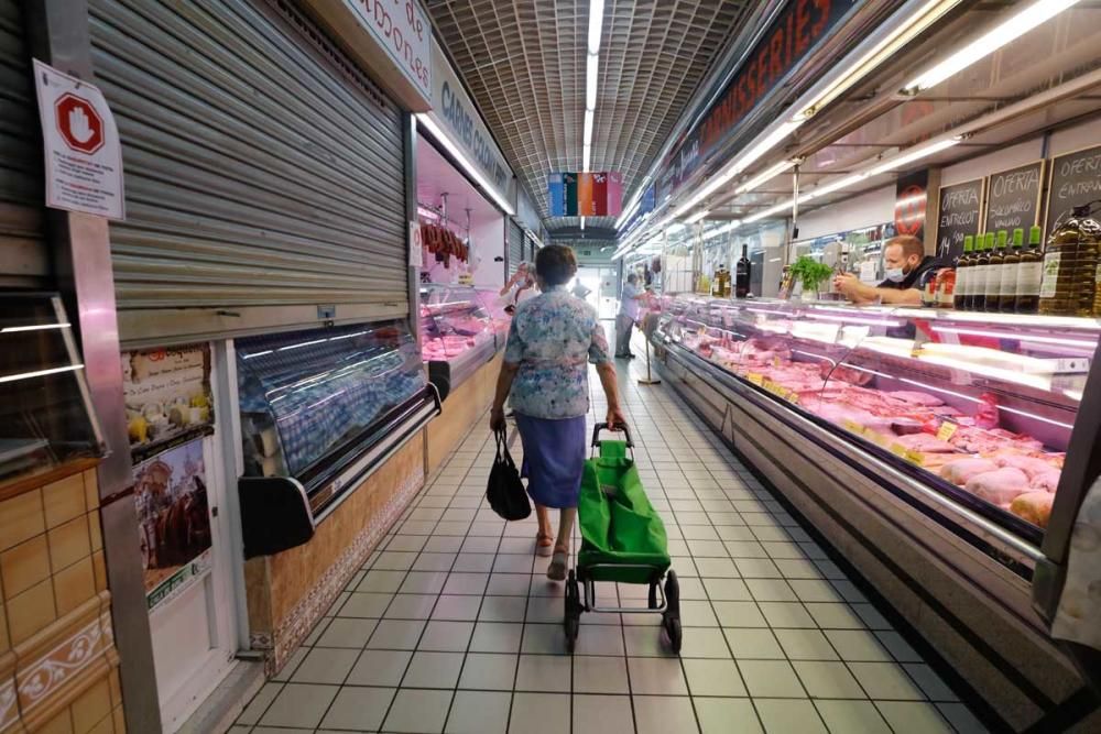 Cierre y cacerolada en el Mercat Nou en protesta por las restricciones