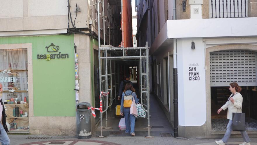 Los andamios de una obra crean un ‘túnel’ en Canuto Verea, en A Coruña