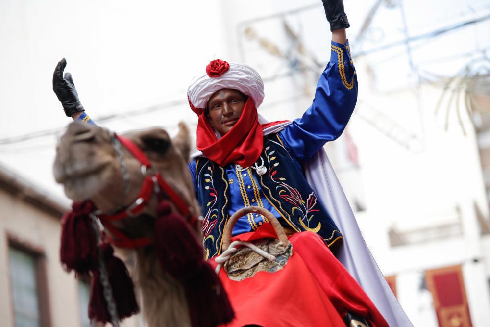 El bando de la media luna ofreció un majestuoso espectáculo en el segundo gran desfile de los Moros y Cristianos de la ciudad