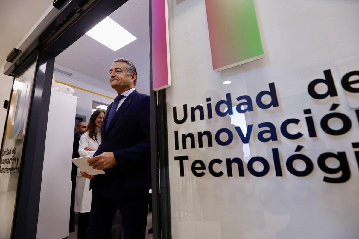 El consejero de Sanidad, Presidencia y Emergencias, Antonio Sanz, informa sobre novedades en materia de salud en el Instituto Maimónides de Investigación Biomédica (IMIBIC) de Córdoba