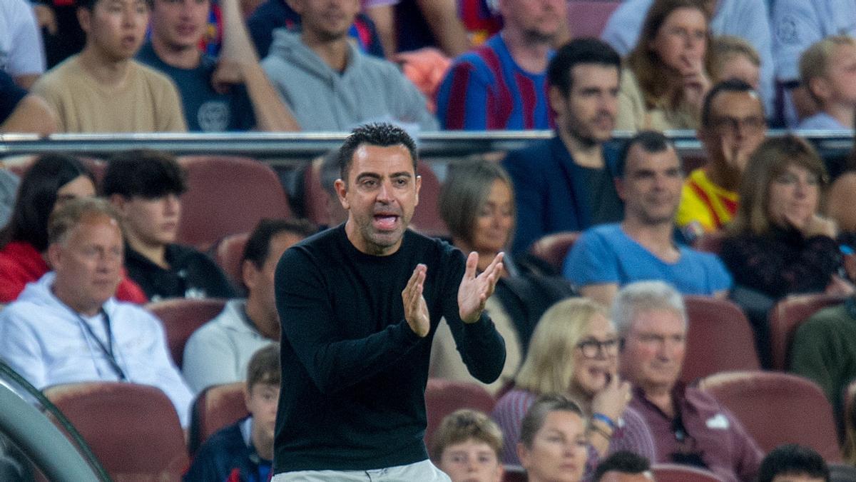 Xavi da instrucciones a sus jugadores durante el Barça-Celta del Camp Nou.