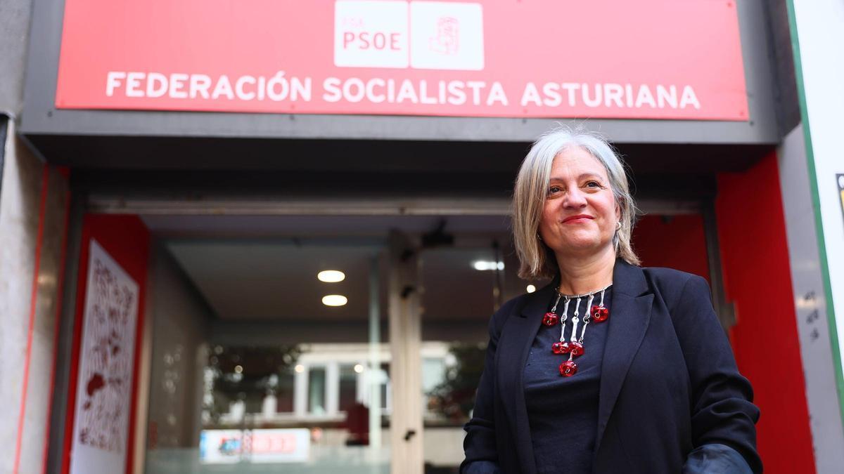 Almudena Cueto, a la puerta de la Federación Socialista Asturiana (FSA).