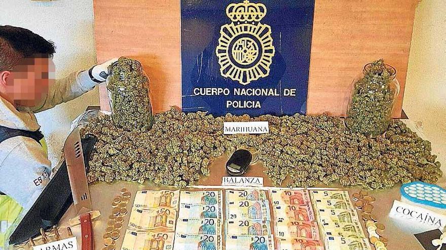 Un agente con la marihuana incautada en Alicante.