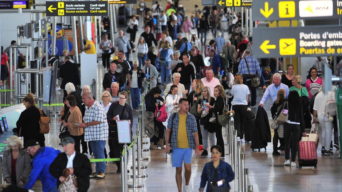 El aeropuerto de Alicante-Elche, este viernes.