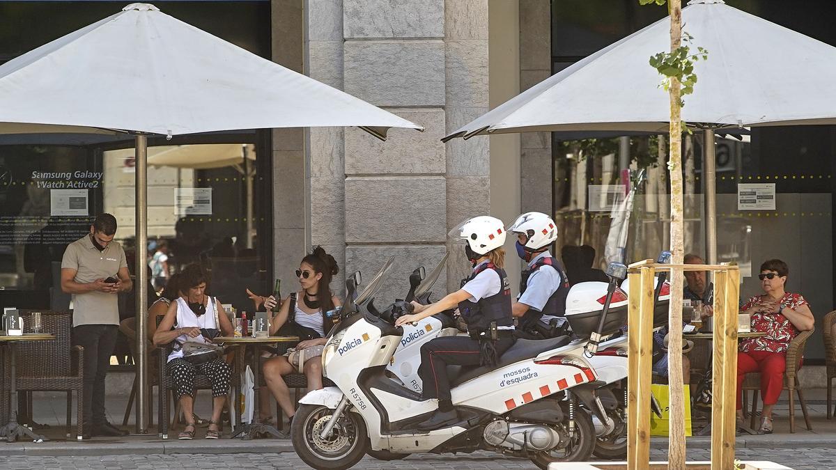 Agents dels Mossos de Girona en moto per la plaça Independència, imatge d&#039;arxiu