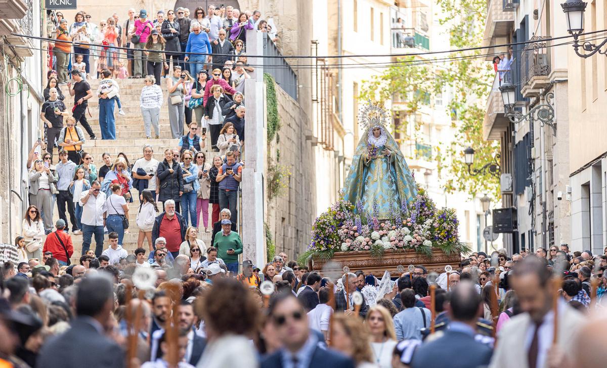 El Domingo de Resurreccion llena de luz las calles de Alicante