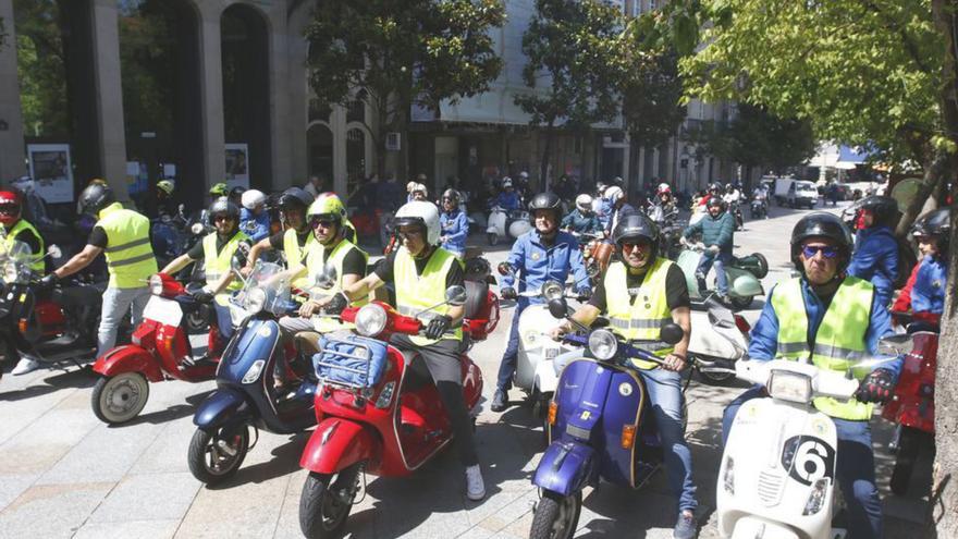 Vespas y Lambrettas rugieron por Ourense en la 14ª Escuterada