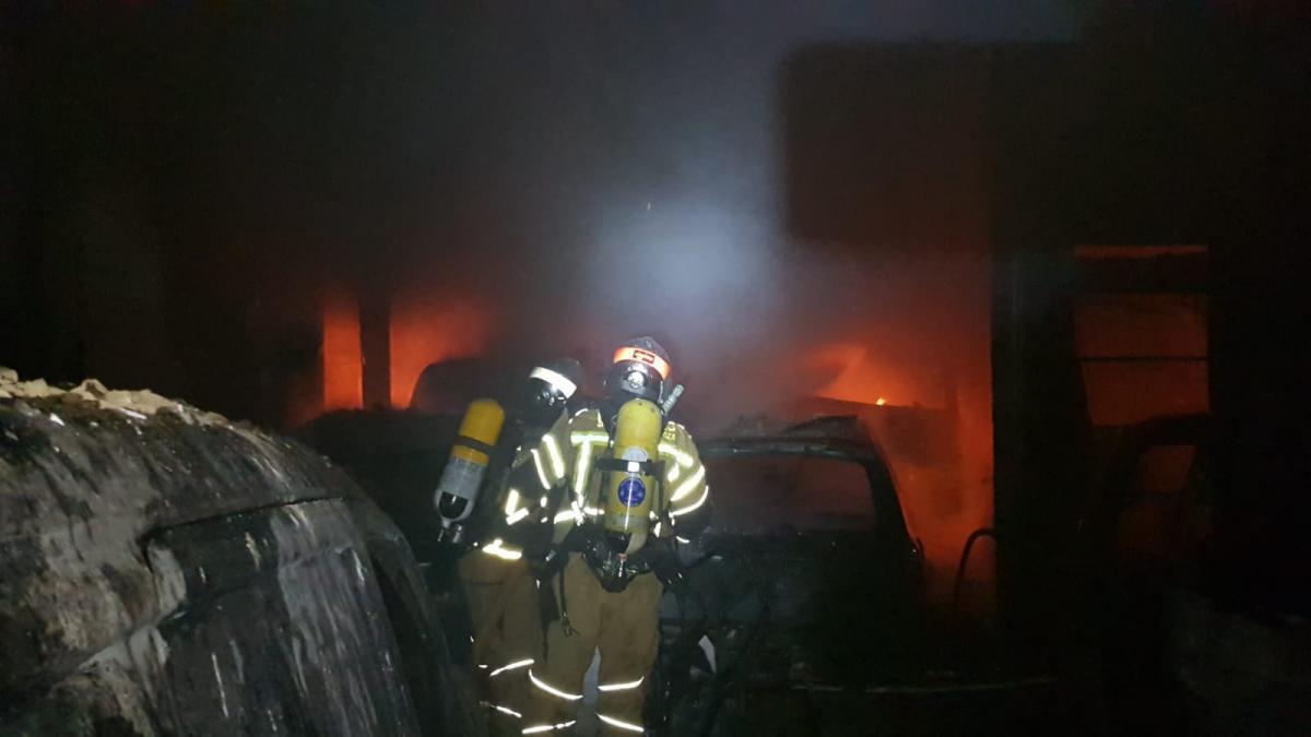 Un incendio provoca graves daños en un taller mecánico y una vivienda de La Almunia
