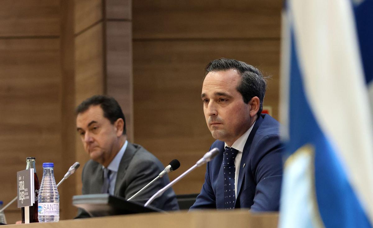 Kike Pérez, director general,junto al administrador judicialJosé María Muñoz. Álex Zea