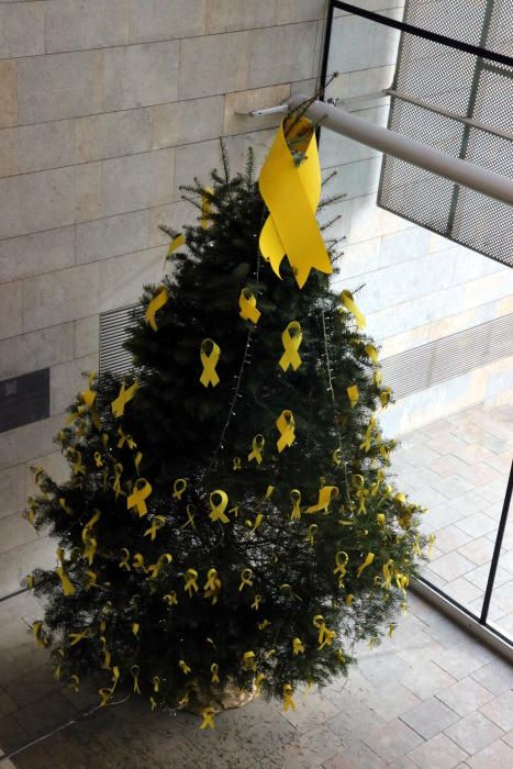 Tornen a omplir de llaços grocs l'arbre de Nadal de la Generalitat a Girona