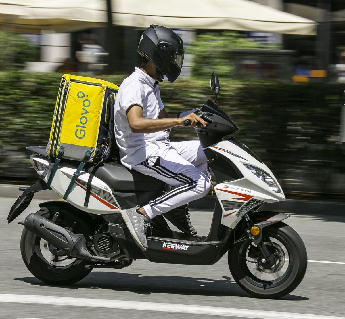 Primera multa d’Inspecció laboral a Glovo per incomplir la ‘llei rider’