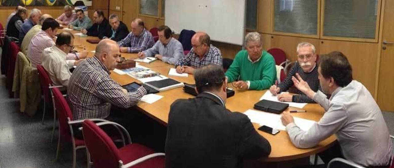 Asistentes a la comisión extraordinaria del Montepío celebrada ayer en la sede de Oviedo.