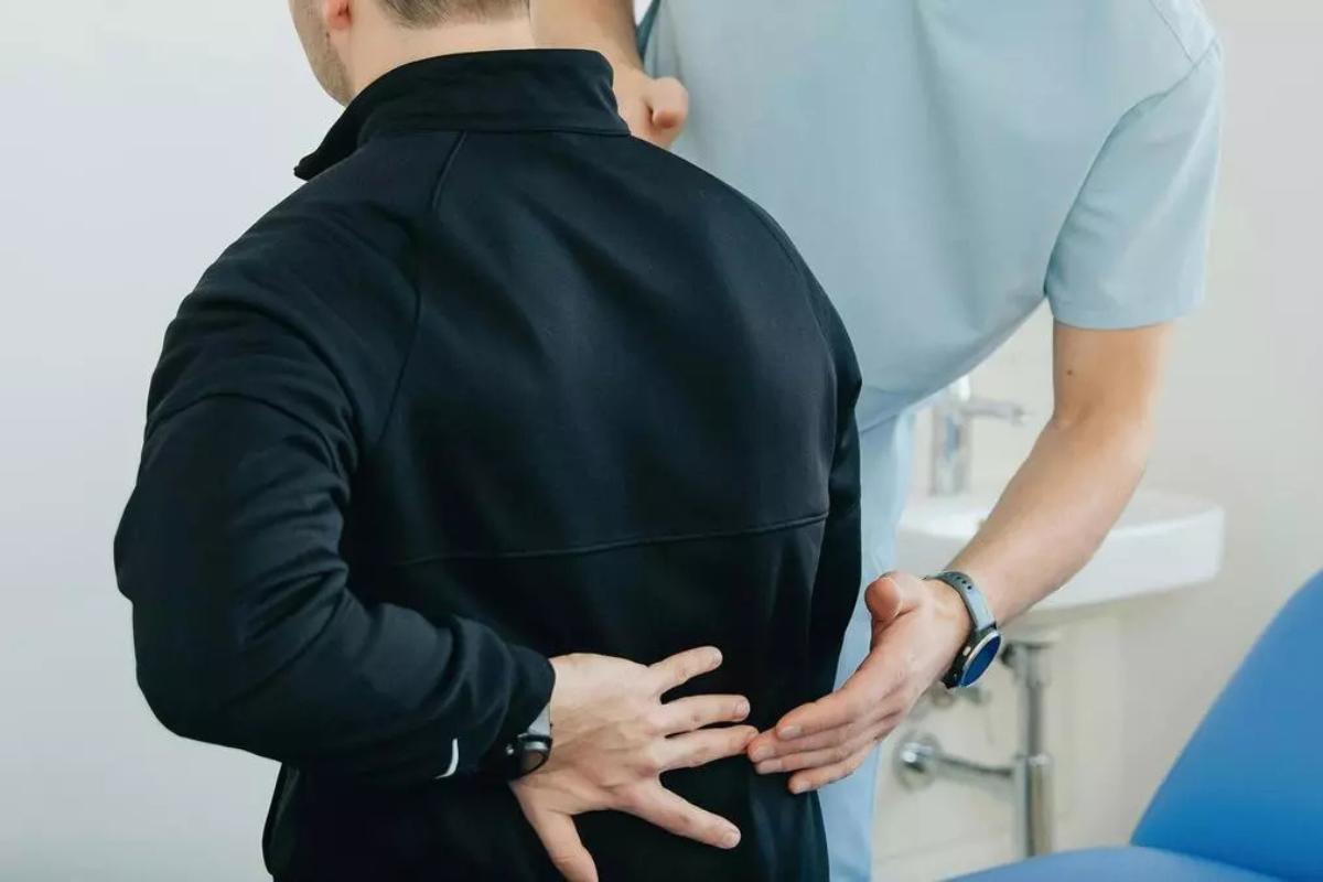 Hombre que va al médico por su dolor de espalda.