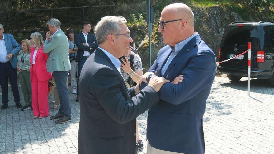 Luis Menor y Manuel Baltar, en un acto reciente en San Pedro de Rocas. | // IÑAKI OSORIO