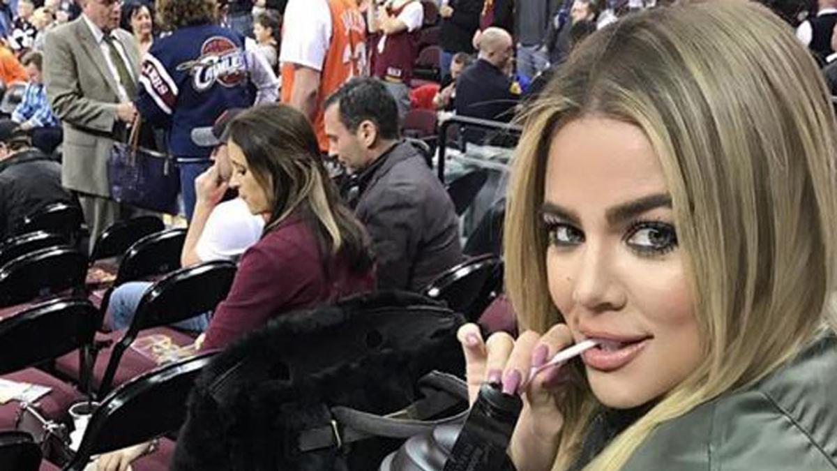 Khloé Kardashian tomándose un batido de proteínas