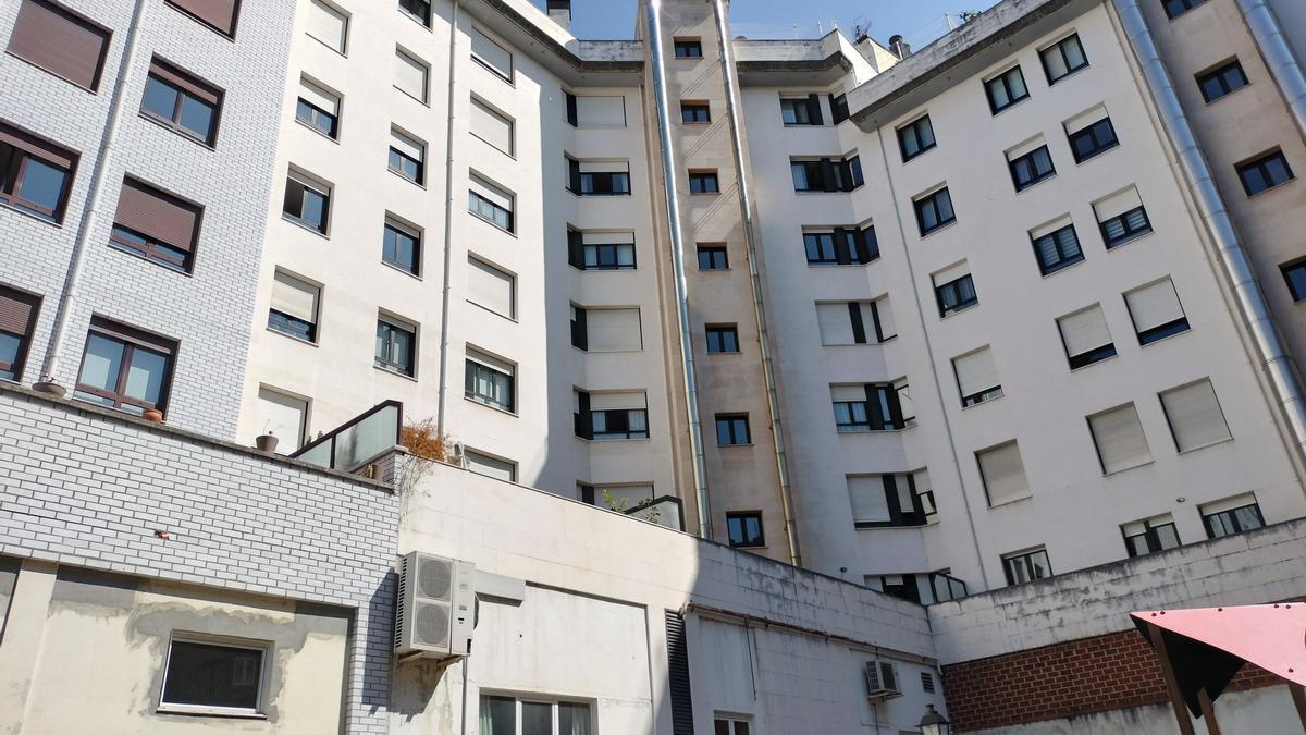 El edificio en el que se produjo el suceso y la terraza sobre la que cayó el cuerpo.