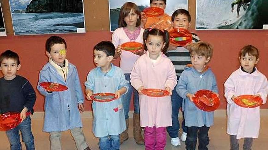 Los alumnos, en la muestra de Caravia.