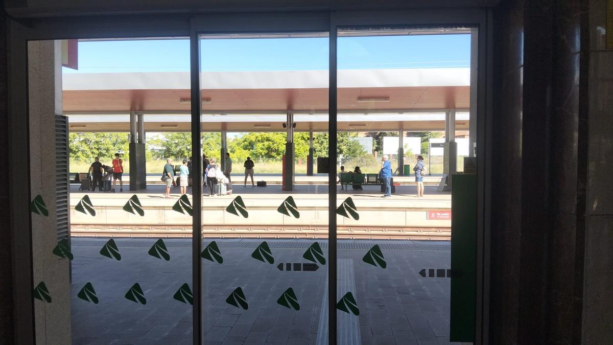 Viajeros en el andén a la espera de coger el tren que les llevará a Madrid.