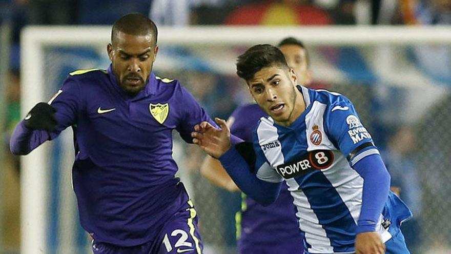 Marco Asensio pugna con Tissone en el encuentro de la primera vuelta.