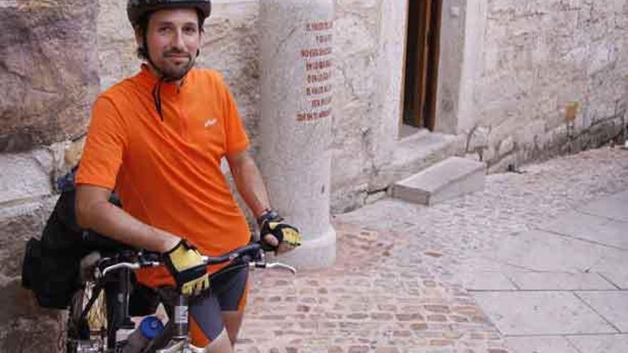 Uno de los ciclistas que utilizan la Vía de la Plata en su ruta hacia Santiago, en el albergue de Zamora.