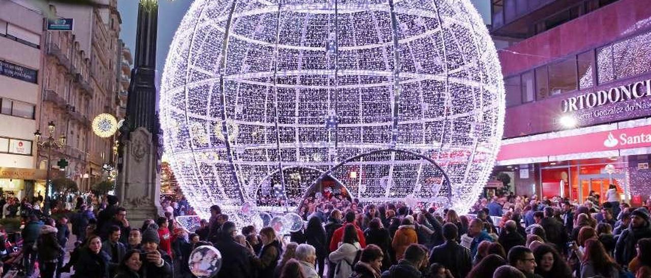 La bola de luces gigante fue una de las grandes atracciones en las pasadas navidades.  // Marta G. Brea