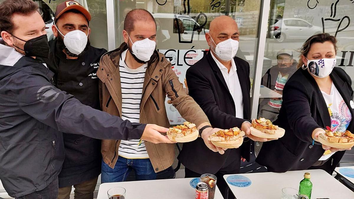 Los representantes municipales con la tapa del Café Bar Lelé II. |   // FDV