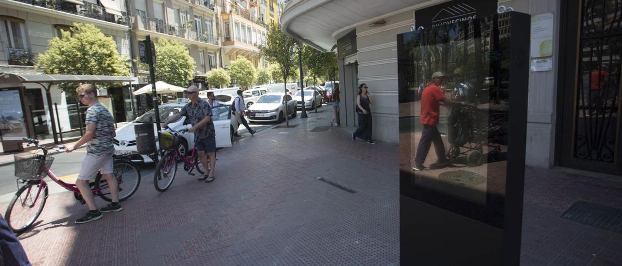 Medidor de ruido colocado tiempo atrás en el barrio de Russafa. | E. RIPOLL