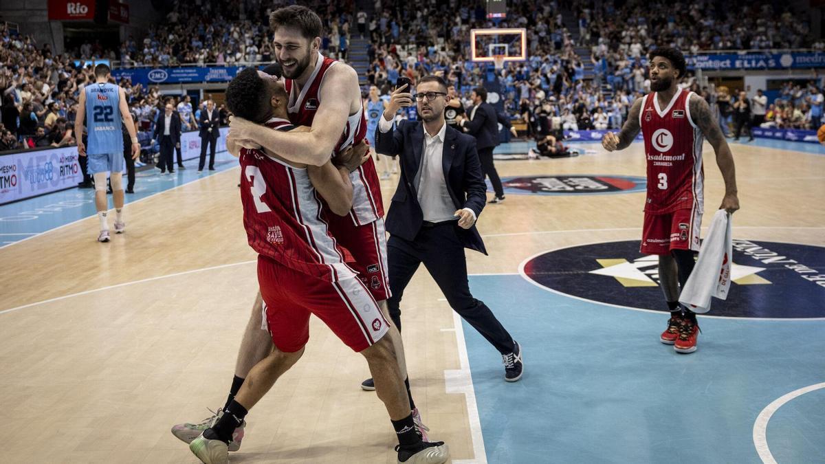 Jaime Fernández se abraza a Bell-Haynes tras lograr la permanencia ante el Breogán.