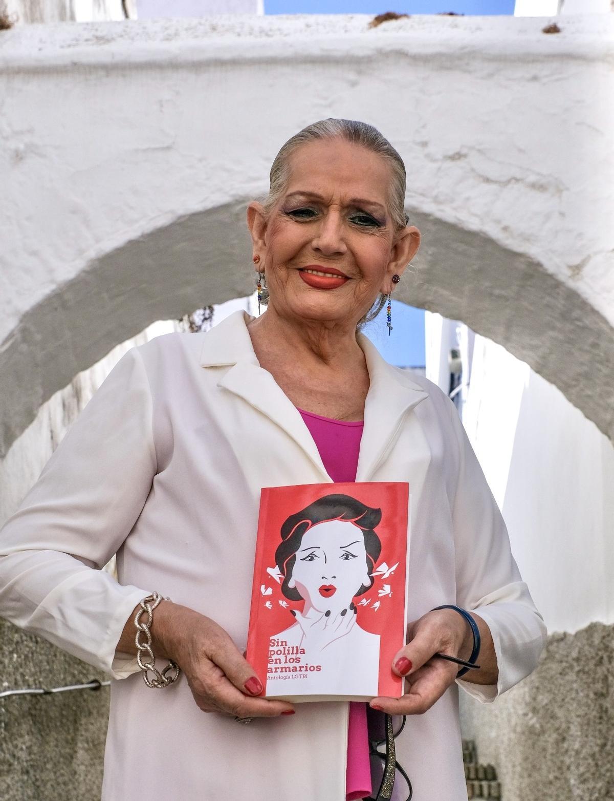 Manolita Chen, con el libro.