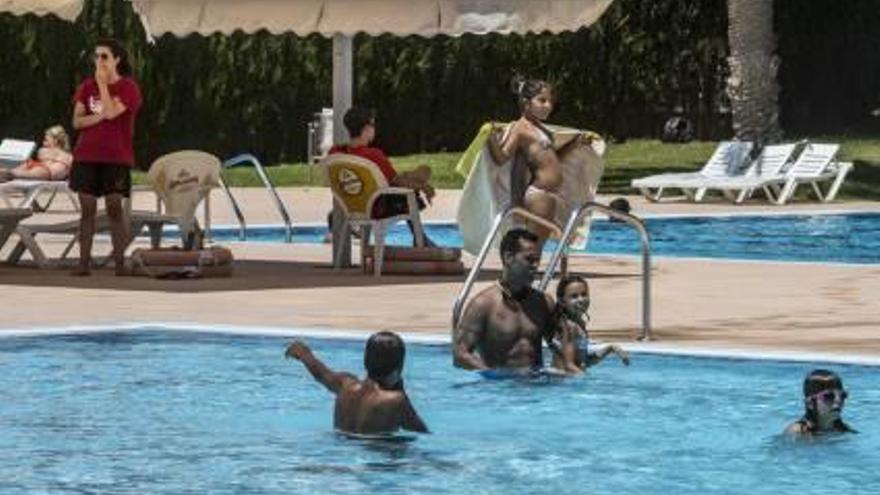 Una empresa de Murcia se hace con el socorrismo de las piscinas descubiertas