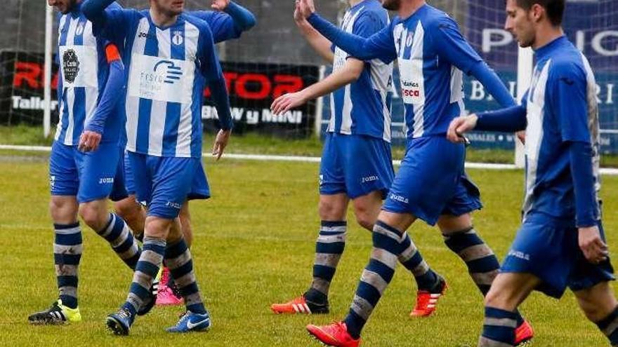 Los jugadores del Avilés, tras marcar un gol.