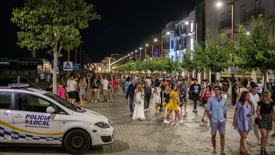 Aglomeraciones y fiesta cada día en el puerto de Ibiza tras el cierre de los bares