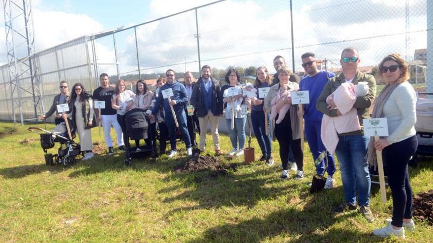 El alcalde, Samuel Lago, en el centro, con las familias que acudieron ayer a ver los árboles con los nombres de sus hijos. |  // NOÉ PARGA