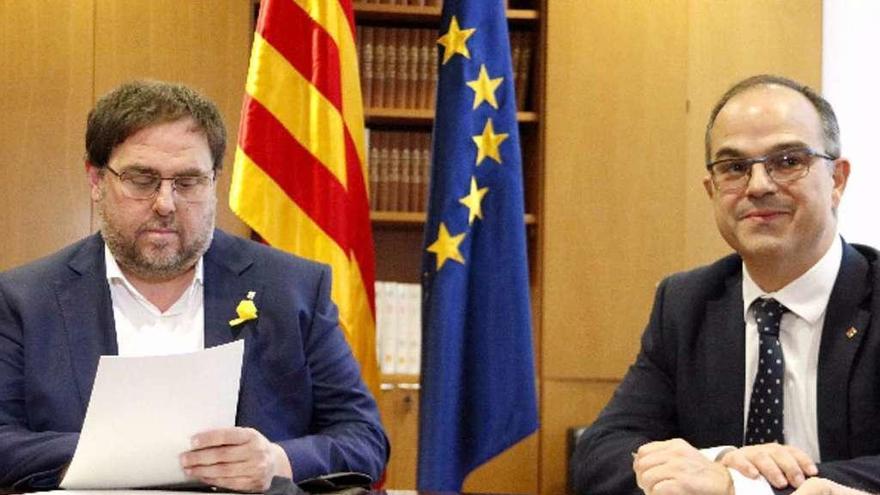 Junqueras y Turull, en una reunión en el Parlament de consejeros catalanes destituidos. // Regió 7