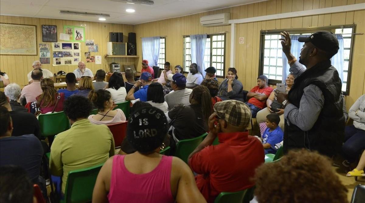 Una reunión en un barracón de la asociación de vecinos de Ciutat Meridiana, el mes pasado.