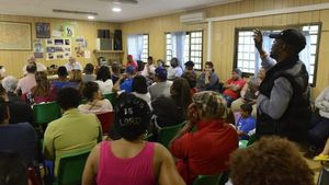 Una reunión en un barracón de la asociación de vecinos de Ciutat Meridiana, el mes pasado.