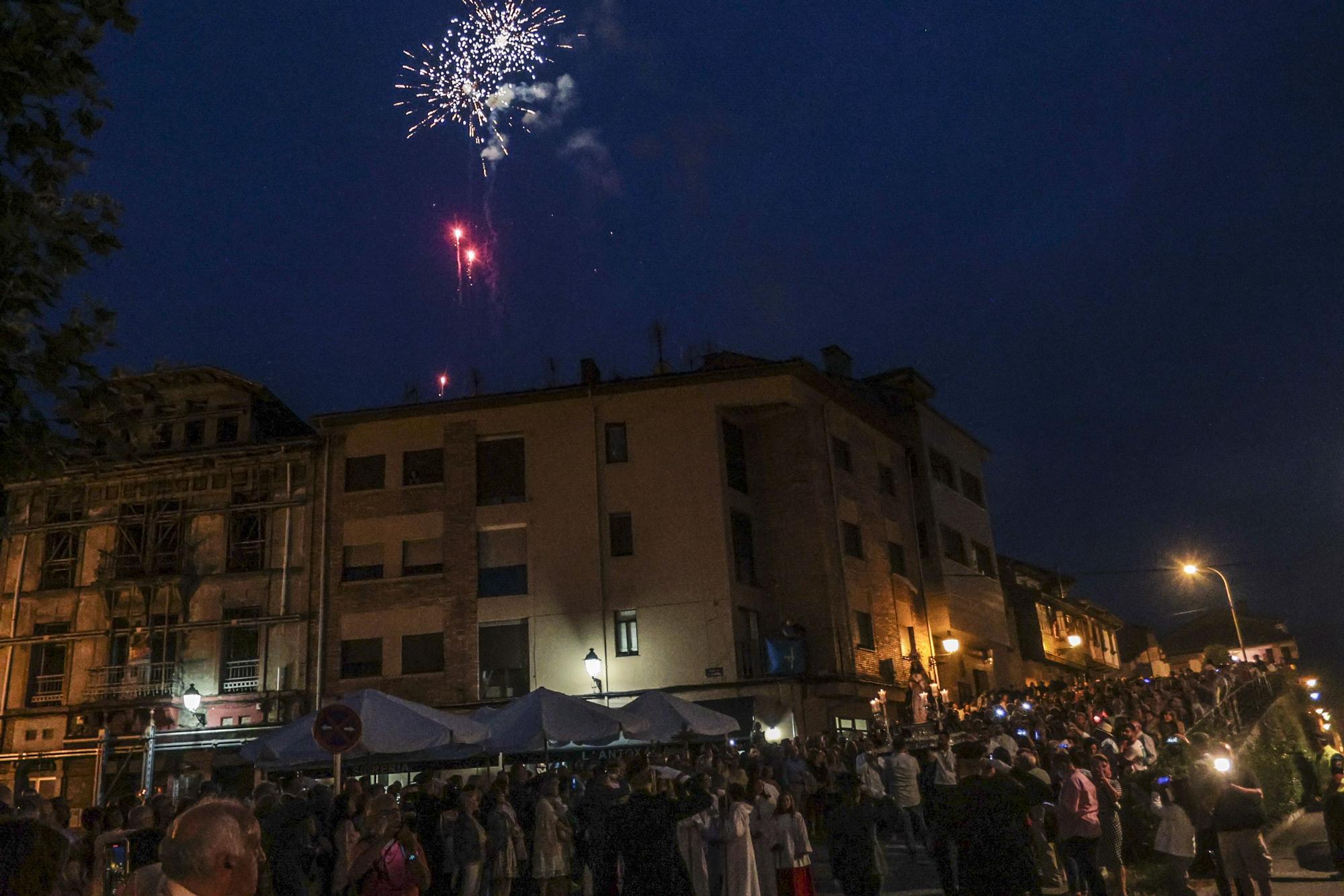 Así fue la procesión de la virgen del Otero que iluminó la noche de Pola de Laviana