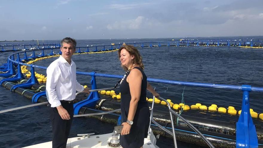 El consejero Del Amor, junto a la alcaldesa de San Pedro, en su visita hace unos meses al polígono acuícola.