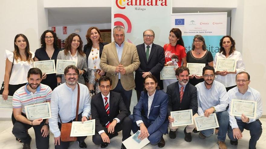 El consejero de Empleo, Javier Carnero, con los ganadores del premio Best Digital.