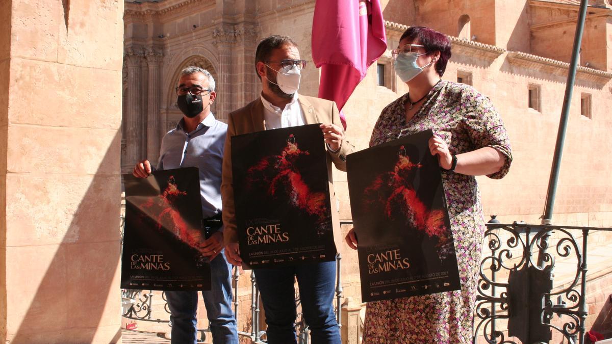 Juan Carlos López, Diego José Mateos y Elena Lozano, con el cartel.