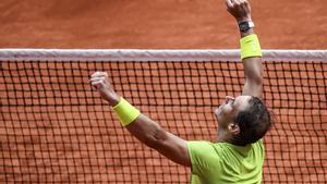 Paris (France), 05/06/2021.- Rafael Nadal of Spain celebrates after winning against Casper Ruud of Norway in their Men’s Singles final match during the French Open tennis tournament at Roland ?Garros in Paris, France, 05 June 2022. (Tenis, Abierto, Francia, Noruega, España) EFE/EPA/MARTIN DIVISEK